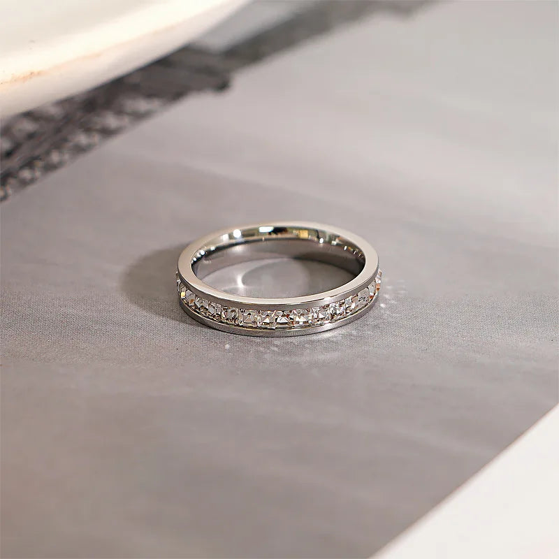 Zoravelle – Anello con fascia in zircone Veronique